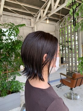 ラコスタ(LaCosTa) くびれ外ハネワンカール_セミウェットカール_耳掛け小顔スタイル