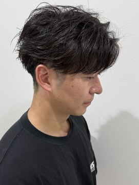 ヒュイル バイ ニアウ(Hwyl by Niau) メンズセンターパートパーマニュアンスパーマ刈り上げ