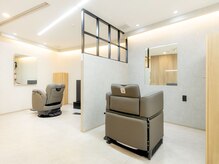 アクシス ファニー(AXIS ファニー)の雰囲気（各ブースに換気扇とクローゼットとシャンプー台完備で席移動無し）