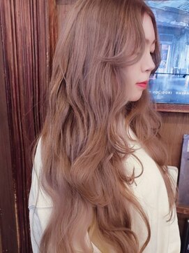 二段ラインで顔周りにさりげないモード感を足した大人デザイン