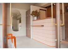 トキノネ(tokinone)の雰囲気（店内は上品な白を基調に、木の温もりを感じられる落ち着いた空間）
