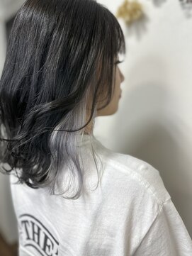 ジウ 上通り(JIU) 20代30代小顔ゆるふわミディアムインナーカラーホワイトシルバー