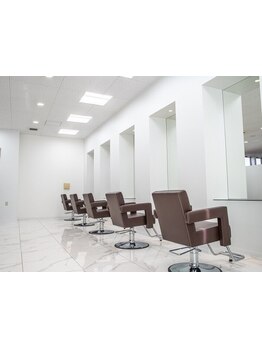 【リラックスして過ごせる空間◎】居心地の良さにこだわった店内で癒しのお時間をお過ごしください♪