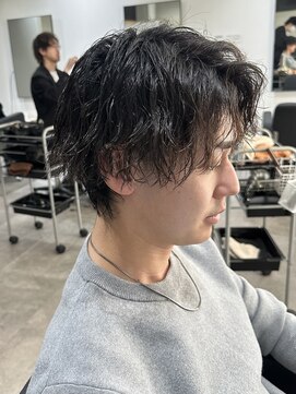 ヒュイル バイ ニアウ(Hwyl by Niau) メンズセンターパートウルフパーマ波巻パーマスパイラルパーマ