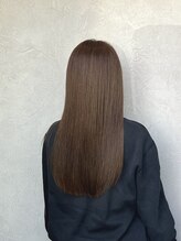 【高補修ダメージケアトリートメント】でダメージした髪を甦らせる。