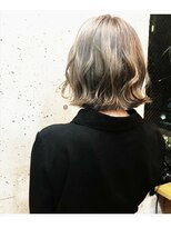 美容室 イズ 館林店(Iz)&nbsp;シルバーグレー_波ウェーブ_耳かけ_きりっぱ