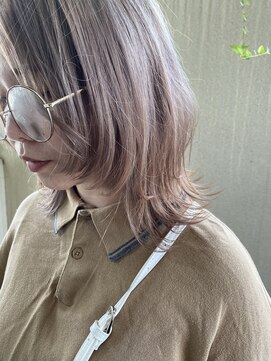 ヘアーメイク アディクト(HAIR MAKE addict) ほんのりピンク味のあるくすみベージュ×顔まわりウルフ