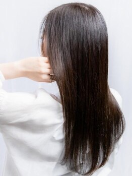 ヘアールームキュー(HAIR ROOM quu+)の写真/髪の芯まで届くシステムトリートメントで髪の芯から美しく☆湿気やダメージで広がる髪も内部から補修◎