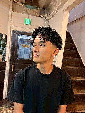 ビーバイエイトジェンツ(Bee by EIGHT GENTS) リバースセンターパート/ニュアンスパーマ/ダウンバング/心斎橋