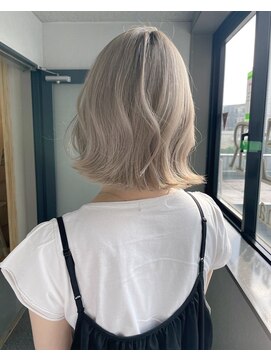 リル(Lille 橋本) ホワイトグレージュ_ブロンドカラー_ボブウルフ