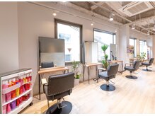 アンピット(Un pitto)の雰囲気（光が差し込み明るい店内。）