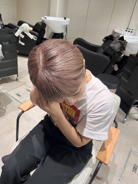 エラ(ere) ハイトーンショート白髪ぼかしミルクティーベージュ1ブリーチ