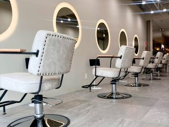 ユニバイリサ 天神大名店(uni by risa)の写真/女性スタイリスト多数在籍！女性ならではの心に寄り添う接客と繊細な技術が自慢の天神大名の美容院♪赤坂