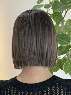 ヨロ 上野(YOLO) ハイライトカラーミルクティーベージュケアブリーチボブ