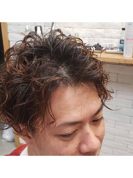 バルビエーレ アーディ(Barbier Adi) メンズパーマ センターパートスタイル