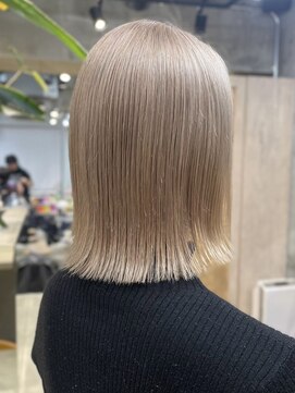 サンク 原宿 表参道(cinq) ナチュラルボブミニボブミルクティーベージュ切りっぱなしボブ