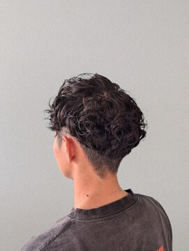 ウシワカマルエムティードット(USHIWAKAMARU MT.) 緩めツイストスパイラルパーマ×刈り上げマッシュ