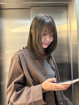 アナ ラーナ(Anna Lanna) 柔らかカーキグレージュ×顔まわりレイヤー