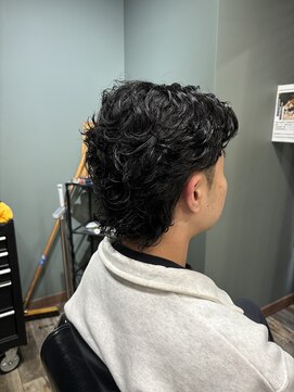 オールマンバーバーショップ 流山おおたかの森(Allman Barbershop) 波巻きツイストスパイラル/センターパート/流山おおたかの森