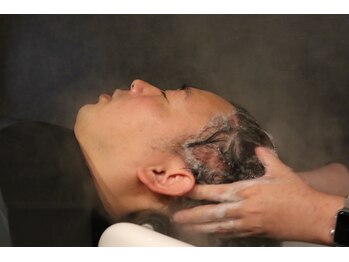 レアロイヤルバーバー(Le' A ROYAL BARBER)の写真/スチーマーで温め頭皮の汚れや血行促進へ導く施術はリラックス効果抜群！大人の男性に嬉しい至福の時◎