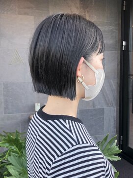 メゾン アヴァロ(Maison Avallo) 暗髪グレージュヘアのミニボブ