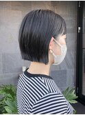 暗髪グレージュヘアのミニボブ