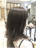 外ハネミディ　オリーブグレージュ　艶髪　赤み消しカラー