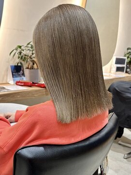 ヒビヲ(HIBIO) ショートボブ切りっぱなしボブタッセルボブミルクティーベージュ