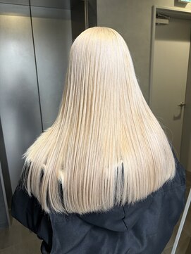 ソル 栄矢場町(SOL) ホワイトシルバー/抜きっぱなしブロンド/ミディアムレイヤー