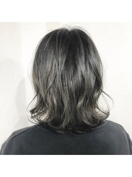 アンフィドットドゥルドゥ(AnFye.dueldo) 【AnFye.dueldo】伸ばしかけボブ × シルバーグレーカラー