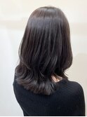 暗髪グレージュ、くびれミディアム