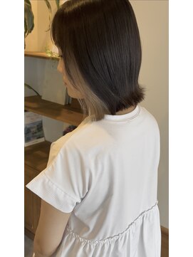 アグリーワンコスメティックスルーム(AGREE One Cosmetics Room) ホワイトグレージュインナー×ぷつっとボブ