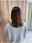 レイヤーカットで動きの出しやすいミディアムスタイル