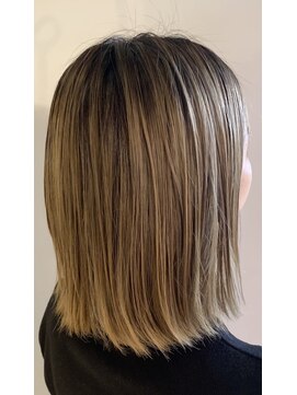 アオイ(AOI by A.Design) ロブヘア×透明感ベージュで伸ばしかけヘアにも◎
