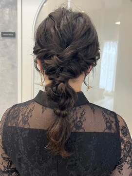 ポジ(poji) 編みおろし　ヘアアレンジ　結婚式　お呼ばれヘア　三つ編み