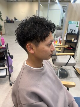 ユニ 江坂(Uni.) アップバング  ツーブロック　スパイラルパーマ　ベリーショート