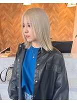 リズ(Li’s)&nbsp;ホワイトブロンド/ボブ/ハイトーン/ショート