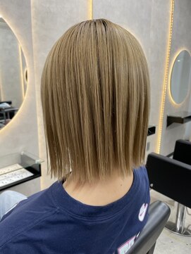 ルノン(LUNON) ブロンドベージュ/切りっぱなしボブ/ブリーチカラー