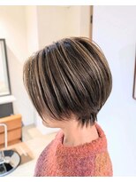 ソル 千葉(Sol)&nbsp;ショートボブと白髪も可愛く活かせるハイライトカラー