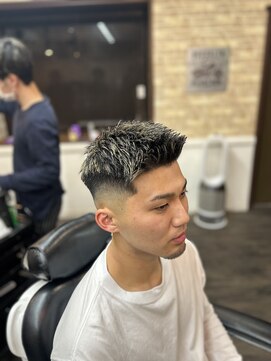 ジェネシス 津島店(genesis) フェザーアップ+スキンフェード＋金メッシュ