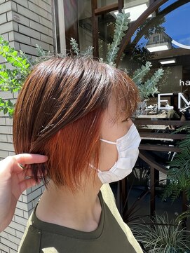 エマ(EMMA) オレンジカラー×切りっぱなしボブ [EMMA] yui