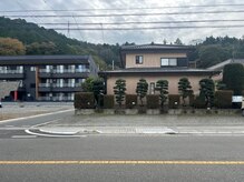 駐車場はお店前に管理してます。左からお使いください。
