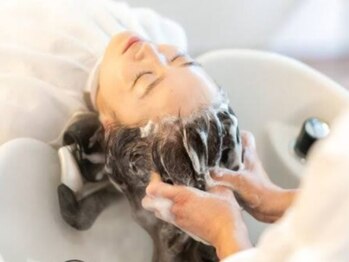 Lumie.S 【ルミエ エス】髪質改善特化サロンの写真/頭皮~首までの巡りを整える《バリ式ヘッドスパ》は顧客様から高支持率!スパ後は髪がサラサラに♪