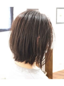 ウィスカーヘアー(whisker hair) 外はねレイヤーボブ