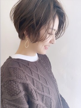 アンド ストーリーズ(&STORIES) 大人可愛い前髪ありひし形耳掛けマッシュショートボブ30代40代