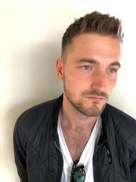 リバレッジ 広尾(Leverage) メンズ外国人バーバーフェードサイドグラデーションアップバンク