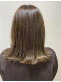 大人可愛い透明感オリーブブラウン赤み消しカラー外ハネミディ