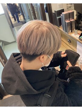 コワファーストナガサキシャンプーボーイ(COIFF1RST NAGASAKI SHAMPOO BOY) 刈り上げマッシュ×ホワイトベージュ