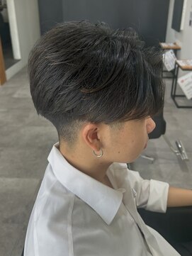 ヒュイル バイ ニアウ(Hwyl by Niau) メンズカットセンターパートニュアンスパーマ刈り上げシャート
