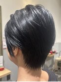 上品さとメリハリのある大人スタイル
